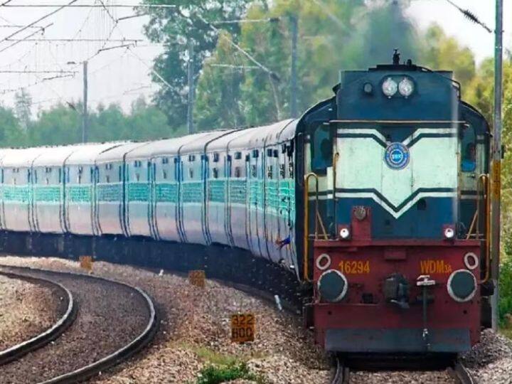 भारतीय रेल नेटवर्क दुनिया का चौथा सबसे बड़ा रेल नेटवर्क है. रोजाना भारत में कुल ढाई करोड़ के लगभग यात्री ट्रेनों में सफर करते हैं. भारत में हर दिन करीब 22,593 ट्रेन चलती हैं. इनमें 14000 के लगभग यात्री ट्रेन होती हैं. जो 7500 के करीब स्टेशनों पर रूकती हैं.