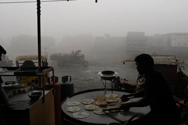 पाकिस्तान में भुखमरी के हालात, बढ़ती कीमतों की मार से त्रस्त जनता, चाय से चिकन तक सब हुआ महंगा