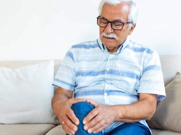 उसके आसपास के एरिया में सूजन आ जाती है. जब ये ज्यादा बढ़ जाता है तो शरीर में दर्द और दिक्कत होने लगता है और यह गंभीर रूप ले लेती है. हां अगर आप भी गठिया के गंभीर बीमारी से जूझ रहे है तो इन फूड आइटम को भूल से भी न खाएं. सर्दियों में यह समस्या और भी ज्यादा बढ़ सकती है.