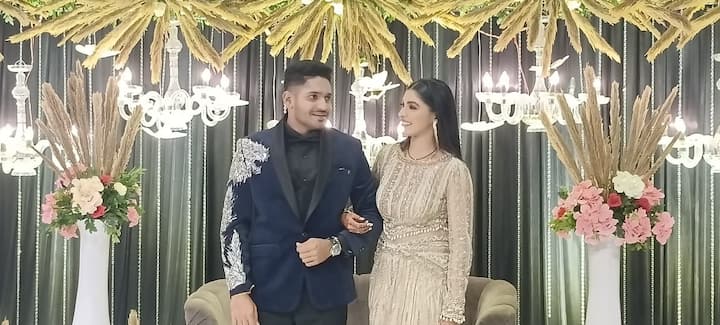 तुषार देशपांडे यानं नभा गडांमवार हिच्यसोबत लग्नगाठ बांधली. गतवेळच्या आयपीएल स्पर्धेत तुषार देशपांडे याने भेदक मारा केला होता. चेन्नईच्या विजयात त्याने मोलाची भूमिका बजावली होती.