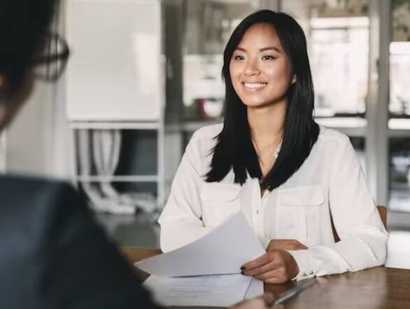 કોઈપણ કંપનીમાં ઈન્ટરવ્યૂ આપતી વખતે આત્મવિશ્વાસ હોવો ખૂબ જ જરૂરી છે. તમને જે પણ પ્રશ્ન પૂછવામાં આવે, તેનો જવાબ અત્યંત શાંતિથી આપો. તમારી શૈલીમાં કોઈ ઉતાવળ ન હોવી જોઈએ. જો તમારી પાસે કોઈ પ્રશ્નનો જવાબ ન હોય, તો ઇન્ટરવ્યુઅરને ના કહો. ધ્યાનમાં રાખો કે દરેક પ્રશ્નનો જવાબ આપવો જરૂરી નથી. બસ પૂરા આત્મવિશ્વાસ સાથે તમામ પ્રશ્નોના જવાબ આપો.