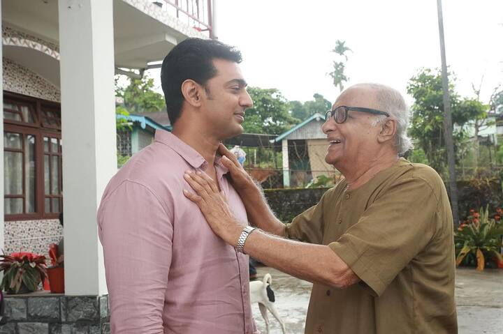 জানুয়ারি মাসেই শুরু হয়ে যাবে সৃজিত মুখোপাধ্যায়ের নতুন ছবির শ্যুটিং। আর সেই চরিত্রকে ফুটিয়ে তুলতেই আপাতত কড়া ডায়েটে রয়েছেন দেব। তাঁকে প্রায় ৭-৮ কেজি ওজন ঝরাতে হবে।