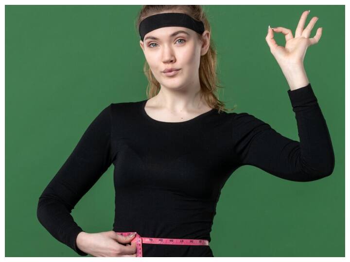 इस मौसम में अधिकतर लोगों को वजन बढ़ जाता है. कई बार लोगों को समझ नहीं आता है कि सर्दियों के मौसम में वजन क्यों बढ़ जाता है. सर्दियों में वजन बढ़ना नार्मल है. आइए जानते हैं यहां?