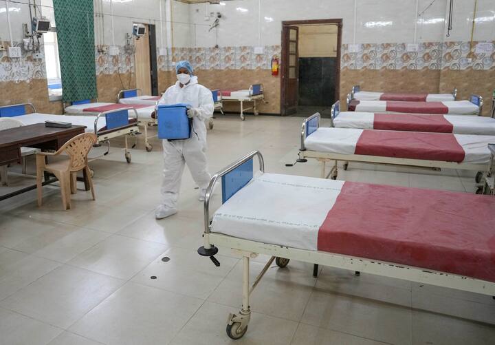 বছর শেষের আগে কেরলে হঠাৎ কোভিডের হানা। বর্ষবরণের আগে তা উদ্বেগ বাড়িয়ে দিয়েছে গোটা দেশের।