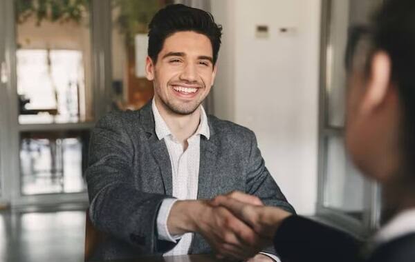 કેટલાક લોકો વિલંબથી આવતા હોય છે. તે મહત્વપૂર્ણ મીટિંગ્સ અને ઇન્ટરવ્યૂ વગેરેમાં પણ વિલંબ કરે છે. આ ખૂબ જ ખોટી આદત છે. દરેક વ્યક્તિએ સમયના પાબંદ રહેવું જોઈએ. ઇન્ટરવ્યૂઅર પણ આ પરિમાણ પર ઉમેદવારને જજ કરે છે. જો તમે સમયસર આવો છો તો તે ઇન્ટરવ્યૂઅરને ખાતરી આપશે કે તમે તમારા લક્ષ્યોને સમયસર પૂરા કરશો.