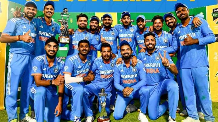 IND vs SA 3rd ODI: ২৯৭ রানের লক্ষ্য তাড়া করতে নেমে ২১৮ রানেই অল আউট হয়ে যায় দক্ষিণ আফ্রিকা। ৭৮ রানে জয় ছিনিয়ে নেয় ভারত। ম্য়াচের সেরা হন সঞ্জু স্যামসন।