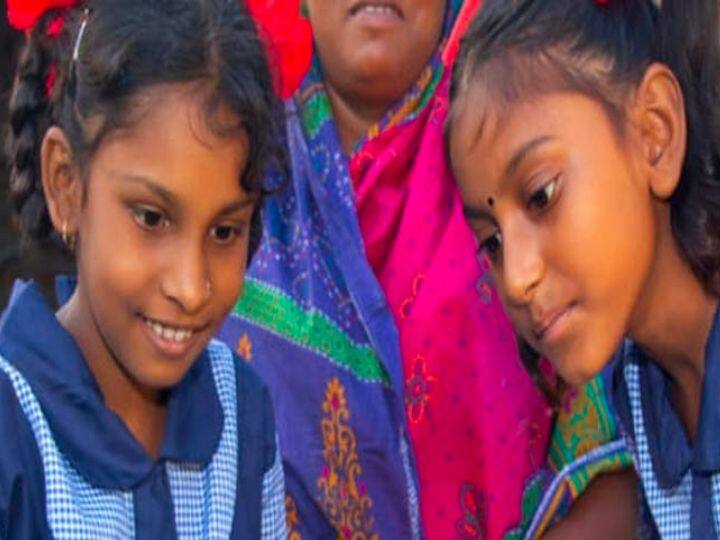 छत्तीसगढ़ में इस योजना के तहत लड़कियों को शिक्षा और शादी के लिए आर्थिक सहायता मिल रही है. इससे लड़कियं अपनी शिक्षा को जारी रख पा रहीं हैं. इसके साथ ही उनकी शादी में भी उन्हें आर्थिक सहयोग मिल रहा है. इस योजना के तहत एक लाख रूपए की मदद का प्रावधान है.