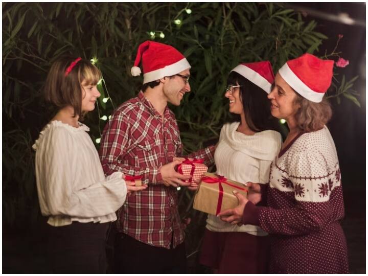 इसमें सबसे प्रमुख जेहोवा के Witnesses हैं, जो क्रिसमस को पैगल रूट्स का मानता है और उनका कहना है कि ये बाइबिल के हिसाब से नहीं है.