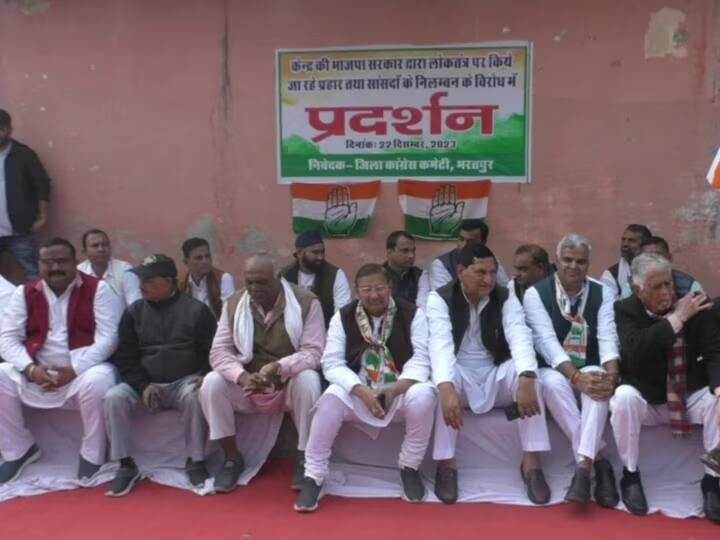 Congress Protest in Bharatpur District Headquarter against MPs Suspension Lok Sabha ann MPs Suspension: सांसदों के निलंबन के खिलाफ भरतपुर में कांग्रेस का हल्ला बोल, केंद्र सरकार पर लगाया तानाशाही का आरोप