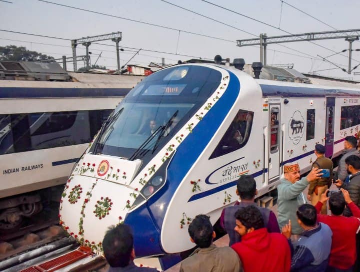 Varanasi Vande Bharat Express: यूपी के वाराणसी से राजधानी दिल्ली के लिए जाने वाले यात्रियों को दूसरी वंदे भारत ट्रेन (22415) की सौगात मिल चुकी है. पीएम मोदी ने इसको हरी झंडी दिखाकर रवाना किया था.