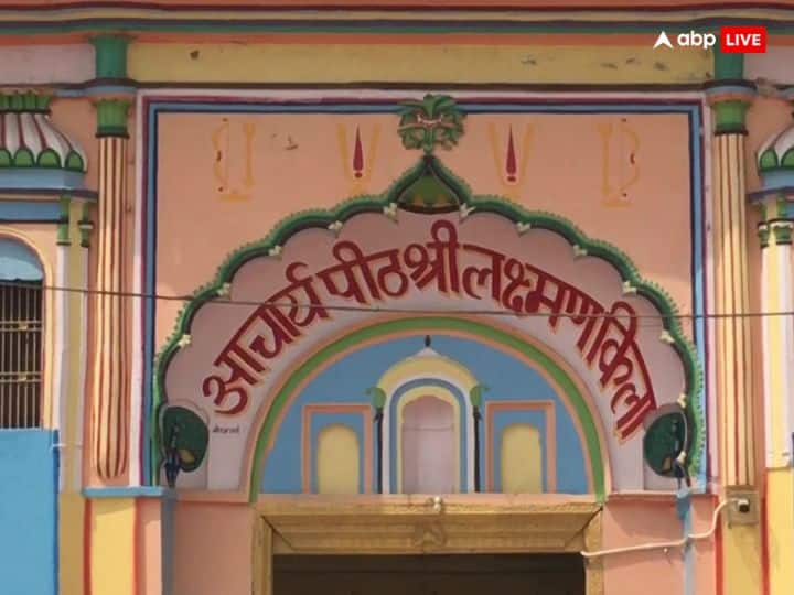 श्रीराम की नगरी अयोध्या में सरयू तट पर स्थित है लक्ष्मण किला मंदिर. यहां राम-सीता के साथ लक्ष्मण जी विराजमान है. मान्यता है कि यहां दैवीय शक्तियों का वास है.