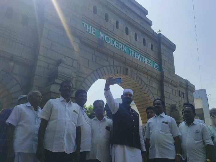 Salem Modern Theaters Vellore Ibrahim taking a selfie in front of arch - TNN Salem modern theatres: சேலம் மாடர்ன் தியேட்டர்ஸ் முன்பு செல்பி எடுத்த வேலூர் இப்ராஹிம்