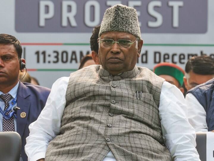 मल्लिकार्जुन खरगे ने उपराष्ट्रपति जगदीप धनखड़ को लिखा पत्र, कहा- 'दर्दनाक, पीड़ादायक, निराशाजनक और हताश...' Mallikarjun Kharge write letter to Jagdeep Dhankhar on Oppostion MPs Suspend मल्लिकार्जुन खरगे ने उपराष्ट्रपति जगदीप धनखड़ को लिखा पत्र, कहा- 'दर्दनाक, पीड़ादायक, निराशाजनक और हताश...'