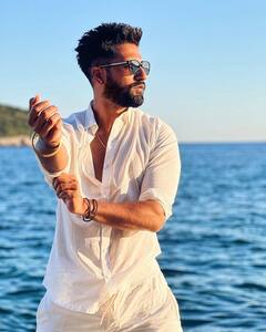 चॉल में बीता इस एक्टर का बचपन, 1500 रुपये थी पहली सैलरी, फिर चमकी ऐसी किस्मत, 100 करोड़ कमाने वाली दे डालीं 5 फिल्में