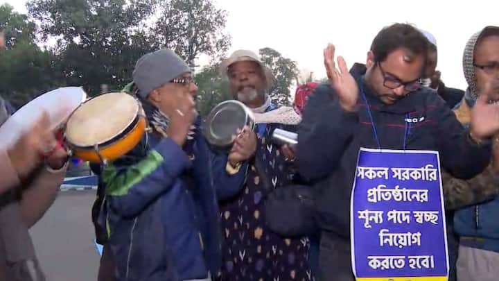 পুলিশ নির্ধারিত জায়গায় দ্বিস্তরীয় ব্যারিকেড করে দিলে ব্যারিকেডের সামনেই অবস্থানে বসে পড়েন আন্দোলনকারীরা।