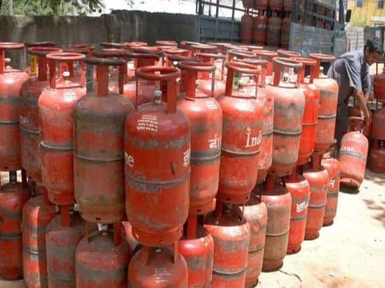 chennai: Cooking gas cylinder price for commercial use is Rs 39 has been reduced Gas Cylinder Price: காலையிலேயே மகிழ்ச்சி! வணிக பயன்பாட்டு சிலிண்டர் விலை ரூ.39 குறைப்பு..!