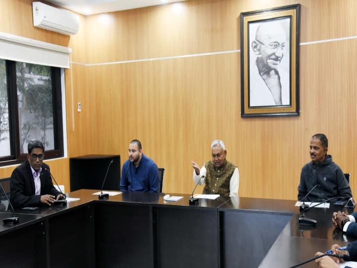 CM Nitish Kumar held meeting regarding new variant JN 0.1 variant of Corona Virus Corona Virus: कोरोना के नए वेरिएंट को लेकर CM नीतीश ने की उच्चस्तरीय बैठक, सजगता को लेकर अधिकारियों को दिए कई निर्देश