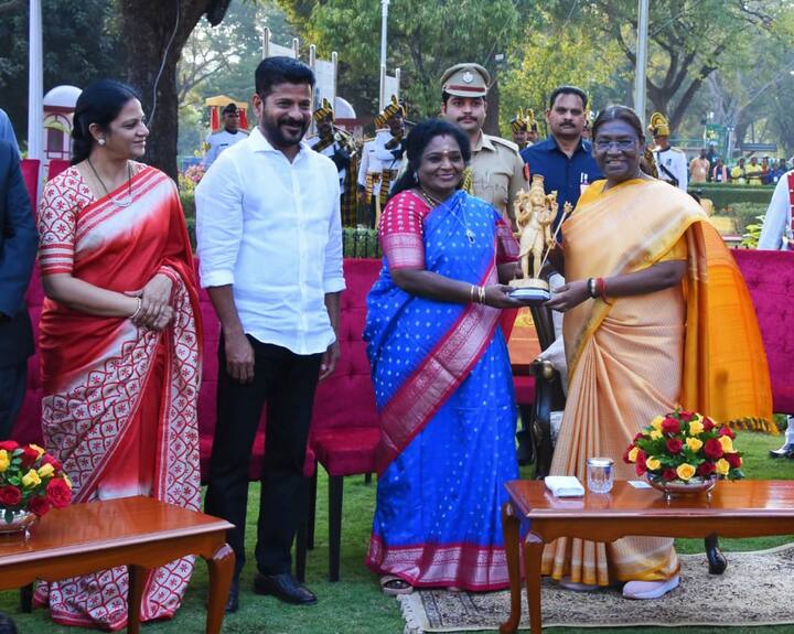 ఈ సందర్భంగా రాష్ట్ర మంత్రులు రాజనర్సింహ, పొంగులేటి శ్రీనివాస్ రెడ్డి, శాసనసభ స్పీకర్ ప్రసాదరావు, శాసనమండలి చైర్మన్ రాష్ట్రపతితో భేటీ అయ్యారు.