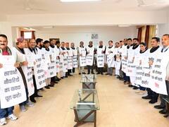 In Pics: हिमाचल विधानसभा में 15 लाख बनाम 1500 की लड़ाई! वादे-गारंटी को लेकर आमने-सामने आए कांग्रेस-BJP विधायक