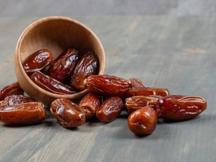 Dates benefits to cure to cure cough and cold in winter फ्राई करके खाएं ये ड्राई फ्रूट, ठंड में होने वाली कई बीमारियों में मिलेगी राहत