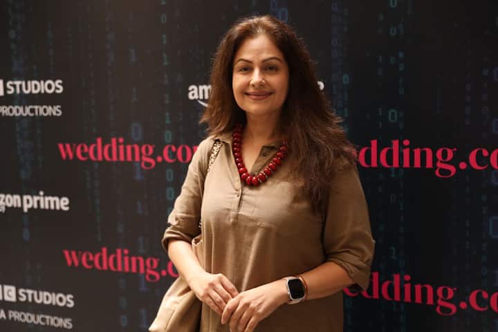 Ayesha Jhulka poses for the photos.