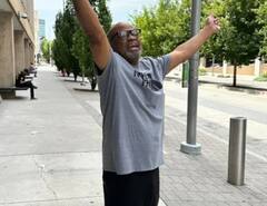 मर्डर का आरोप, 48 साल काटी सजा, अब बरी, जानें लिवर कैंसर से जूझ रहे अमेरिकी शख्स ग्लेन सिमंस की कहानी