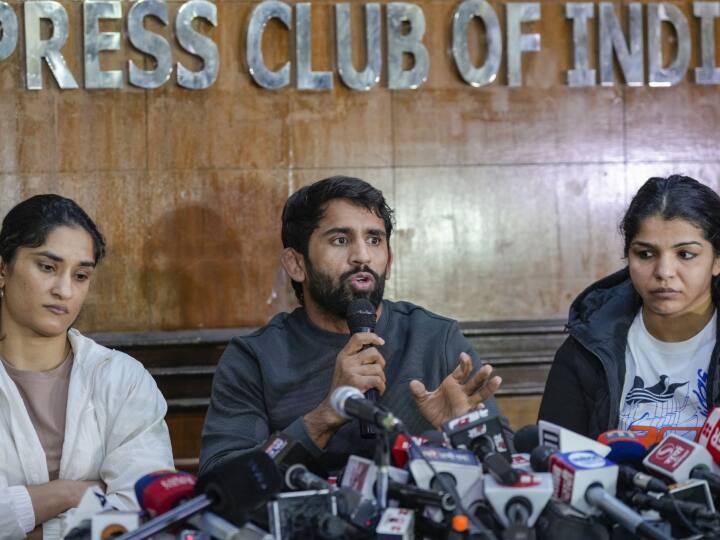 WFI की मान्यता खत्म होने पर बजरंग पूनिया बोले- 'नहीं वापस लूंगा पद्मश्री, जब तक...' Bajrang Punia On WFI Suspension Says Will Not Take Back Padma Shri Until Justice Delivered WFI की मान्यता खत्म होने पर बजरंग पूनिया बोले- 'नहीं वापस लूंगा पद्मश्री, जब तक...'