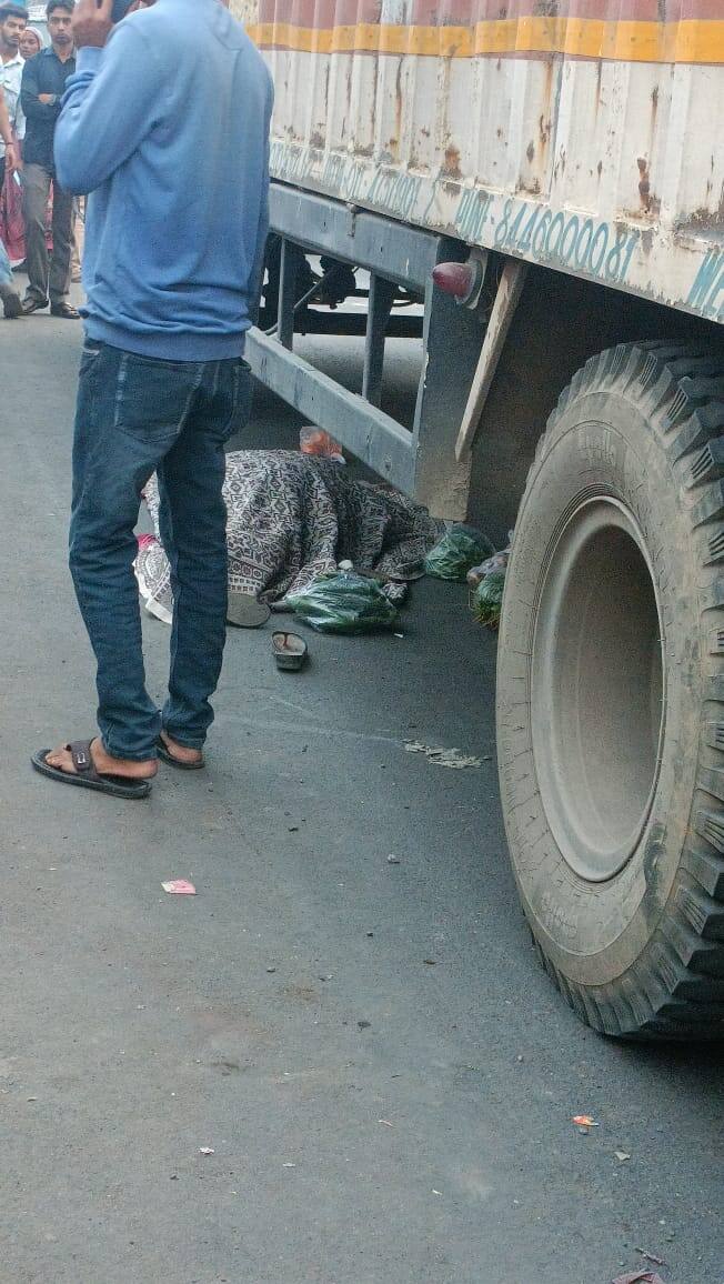 या महामार्गावरच शुक्रवारचा बाजार असल्याने वर्दळीच्या ठिकाणी संध्याकाळच्या सुमारास ही दुर्दैवी घटना घडली. कुडूस येथे होणाऱ्या वाहतूक कोंडीमुळे स्थानिक तसेच ग्रामपंचायत आणि सार्वजनिक बांधकाम विभागाकडे अनधिकृत फेरीवाल्यांवर कारवाई करण्याची मागणी वारंवार करण्यात येतेय. मात्र सार्वजनिक बांधकाम विभाग या सगळ्याकडे दुर्लक्ष करत असल्याची प्रतिक्रिया नागरिकांनी दिली. त्यामुळे स्थानिक नागरिकांकडून देखील संताप व्यक्त करण्यात येतोय.