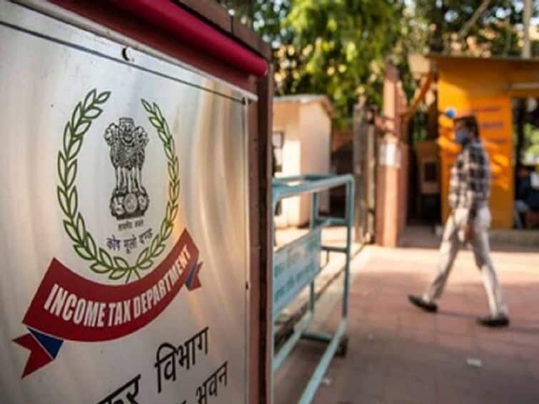 Income Tax raids Polycab India shares fall after Income Tax dept conducts raids on 50 locations Income Tax Raid : 50 ठिकाणी आयकर विभागाचे छापे, वायर कंपनीला 'शॉक'; शेअर दरात घसरण