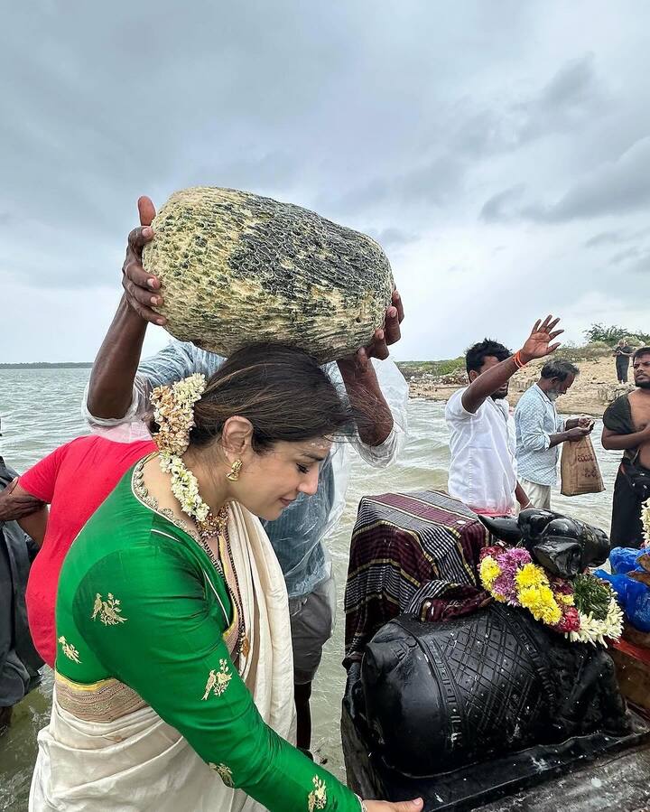 तस्वीरों में रवीना टंडन ट्रेडिशनल अवतार में नजर आ रही हैं और उन्होंने माथे पर चंदन का तिलक भी लगाया हुआ है.