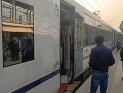 In Pics: वंदे भारत एक्सप्रेस से बनारस से दिल्ली का सफर हुआ आसान, देखिए अंदर से कैसी दिखती है ये सेमी हाई स्पीड ट्रेन