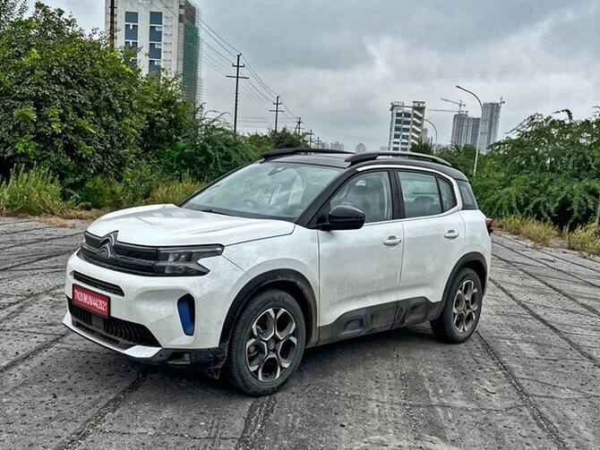 इस लिस्ट में पहला नाम सिट्रोएन सी5 एयरक्रॉस का है, जो 230mm ग्राउंड क्लीयरेंस के साथ आती है. जोकि ऑफ रोडिंग के लिए बेस्ट ऑप्शन है. इसे घर लाने के लिए आपको 37.17 लाख रुपए एक्स-शोरूम की जरुरत होगी.