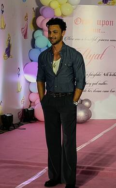 Ayat Sharma Birthday: नातिन के बर्थडे में दोनों पत्नियों के साथ पहुंचे सलमान के पिता, तो बच्चों के साथ ग्लैम लुक में दिखीं सनी लियोनी, देखें तस्वीरें