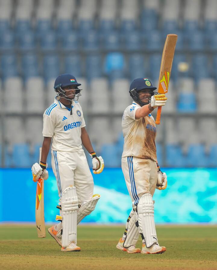 স্মৃতি মন্ধানা ৭৪ রান করে ফিরে গেলে এরপর জেমাইমা রডরিগেজের সঙ্গে জুটি বেঁধে দলের স্কোরবোর্ড এগিয়ে নিয়ে যাওয়ার চেষ্টা করেন রিচা। ৫২ রান করেন তিনি। জেমাইমা ৭৩ রান করেন। তবে রান পাননি হরমনপ্রীত কৌর। ২ বলে ০ করে ফেরেন।