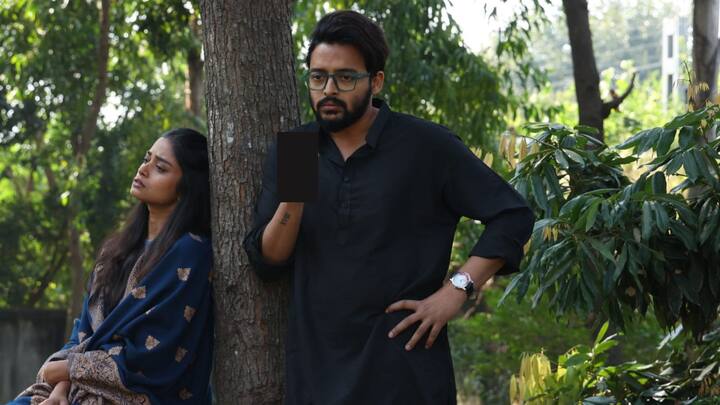 বাঘারুর সঙ্গে কথপোকথন করতে করতে সেও হারিয়ে যায় গম্ভীরার ইতিহাস এবং প্রান্তিক মানুষদের নানা অজানা শিল্প যাপনের মধ্যে। শুধু তাই নয়, এই শিল্প পুরোপুরি পাল্টে দেয় একজন আপাদমস্তক শহুরে ছেলেকে যে সভ্যতার উন্মাদনায় উন্মত্ত হওয়াকে জীবন বলে মনে করত। এই চরিত্রে অভিনয় করছেন সৌরভ দাস। একটা হারিয়ে যেতে বসা লোকশিল্প কীভাবে এই তিনজন মানুষের ব্যক্তিগত জীবন, তাদের জীবনের ওঠাপড়া, টানাপোড়েনের সঙ্গী হয়ে যায় সেই নিয়ে এই সিনেমা 'নানা হে'।