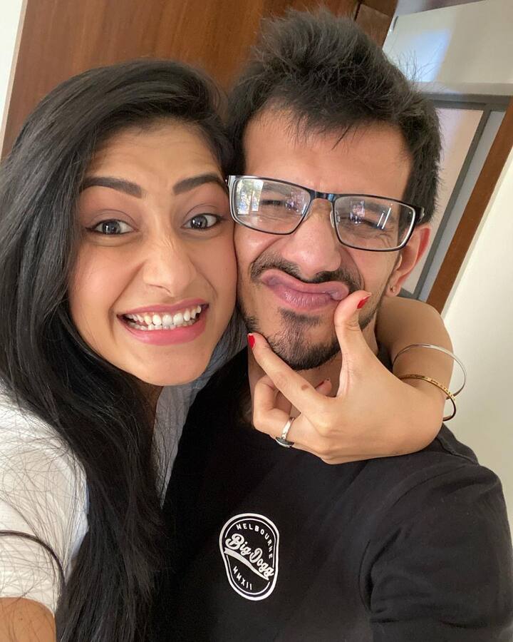 அந்த பதிவில் சில புகைப்படங்களுடன் மனமுறுகி மனைவிக்கு வாழ்த்தும் தெரிவித்துள்ளார்.