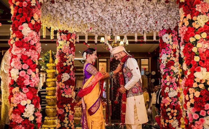 இந்த புதிய ஜோடிக்கு கிரிக்கெட் உலகினரும் ரசிகர்களும் வாழ்த்துகளை தெரிவித்து வருகின்றனர்.