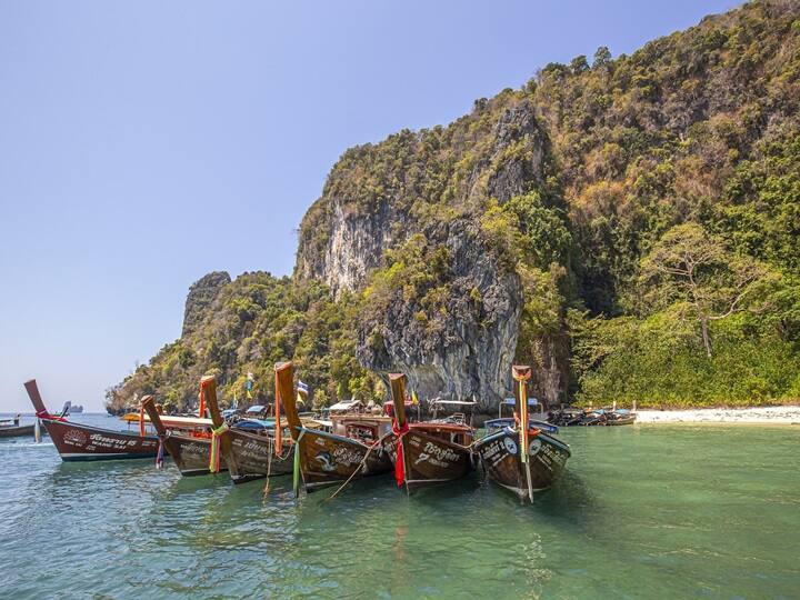IRCTC Andaman Tour: नए साल में अगर आप कहीं घूमने का प्लान बना रहे हैं तो आईआरसीटीसी आपके लिए शानदार पैकेज लेकर आया है. इसमें आपको अंडमान और निकोबार की सैर का मौका मिल रहा है. इस पैकेज का नाम है Andaman with Baratang Island.