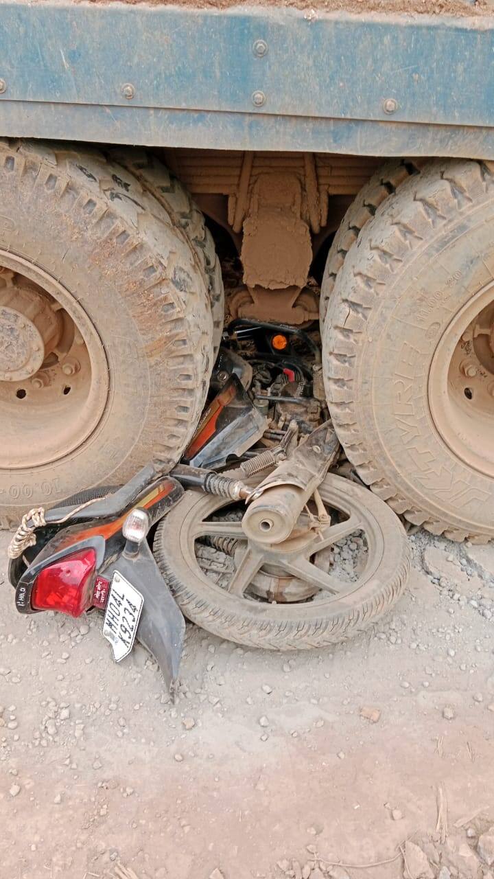 दिवसभरात झालेल्या तीन अपघातानंतर संध्याकाळाच्या सुमारास वाडा मार्गावर कुडूस येथे एका ट्रकने 54 वर्षीय महिलेला चिरडंल. या अपघातामध्ये या महिलेचा जागीच मृत्यू झाला. देवी उपेंद्र शर्मा असं या 54 वर्षीय मृत महिलेच नाव आहे. या अपघातानंतर ट्रच चालक ट्रक घटनास्थळी सोडून फरार झालाय.