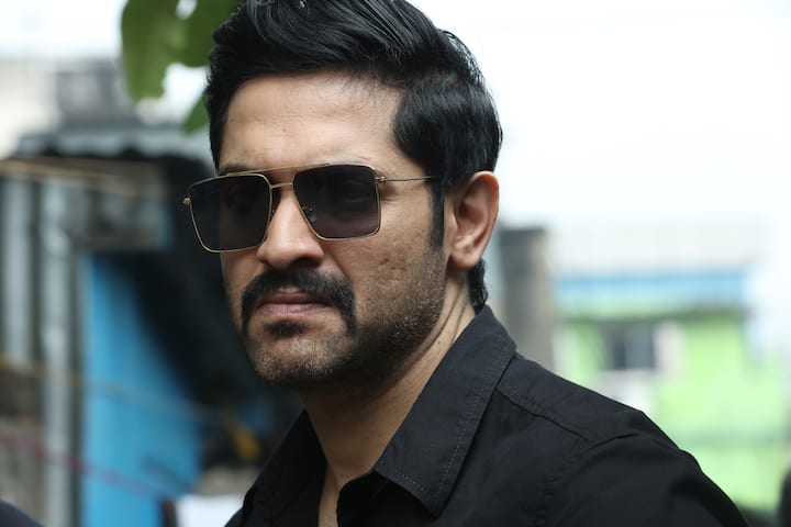 শিল্পের শহর দুর্গাপুরের প্রেক্ষাপটে তৈরি হবে এই ছবি। একের পর এক সিরিয়াল কিলিং ঘিরে ঘনীভূত রহস্য ও এক যুবক কর্মঠ পুলিশ অফিসারের সাহায্যে এক সাংবাদিকের সেই রহস্যের গভীরে প্রবেশ করার আপ্রাণ চেষ্টার গল্প বলবে 'দুর্গাপুর জংশন'।