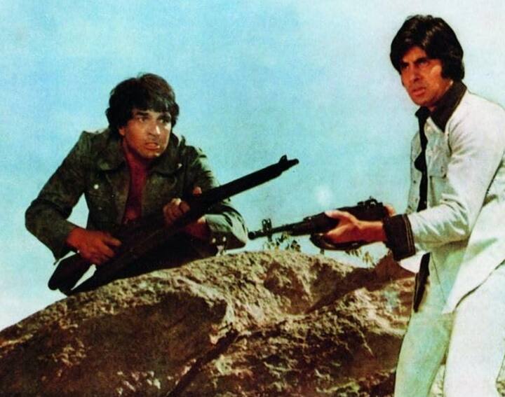 साल 1975 में आई सोले में जय वीरू की दोस्ती खूब मशहूर हुई थी. वहीं आज भी लोग जय वीरू की दोस्ती की मिसाल देते हैं. इस कल्ट फिल्म को आप अमेजॉन प्राइम वीडियो पर देख सकते हैं.