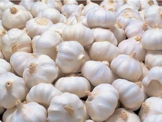 जानेवारी अखेरपर्यंत किरकोळ बाजारात लसणाची किंमत प्रतिकिलो 250 ते 350 रुपयांच्या दरम्यान राहू शकते, अशी माहिती व्यापाऱ्यांनी सांगितली.