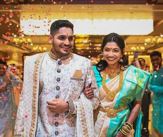 இவர் இடது கை பேட்ஸ்மேன் மற்றும் ரைட் ஆர்ம் மீடியம் பந்துவீச்சாளர் ஆவார்.