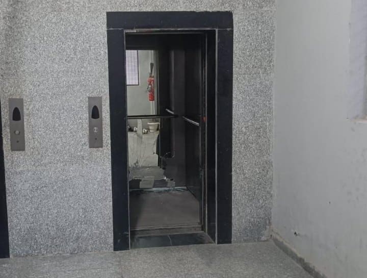 Noida lift falls from 8th floor of River Site Tower building in sector 126 nine people injured ann Noida Lift Accident: नोएडा के सेक्टर-126 में 8वीं मंजिल से गिरी लिफ्ट, हादसे में नौ लोग घायल