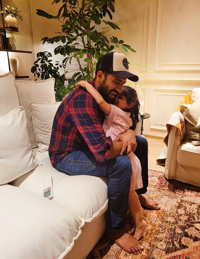 विक्की-कैटरीना के घर का लिविंग एरिया भी बेहद आलीशान और बड़ा है. जहां एक बेहद कोजी सोफा रखा हुआ है.