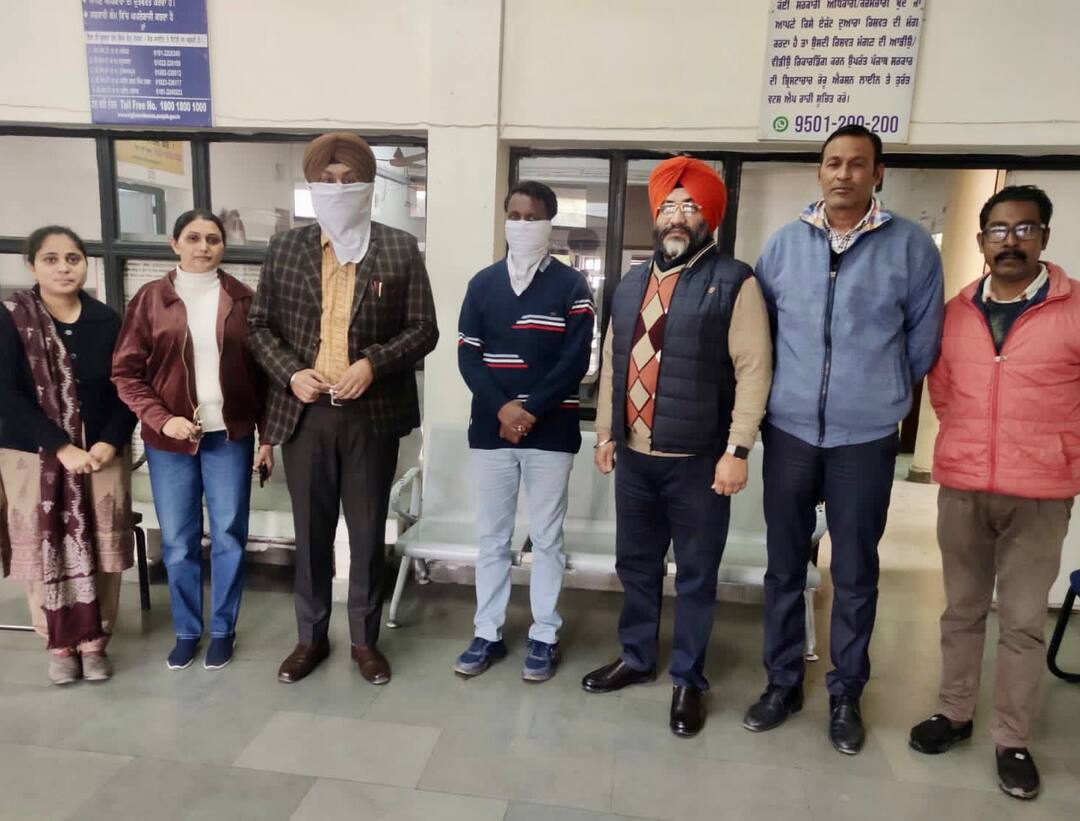 Vigilance Bureau arrests Water Supply and Sanitation dept SDO, Fitter Helper for demanding Rs one lakh bribe VIGILANCE BUREAU: ਇੱਕ ਲੱਖ ਰੁਪਏ ਰਿਸ਼ਵਤ ਲੈਂਦਿਆਂ ਜਲ ਵਿਭਾਗ ਦਾ ਐਸਡੀਓ ਤੇ ਹੈਲਪਰ ਕਾਬੂ