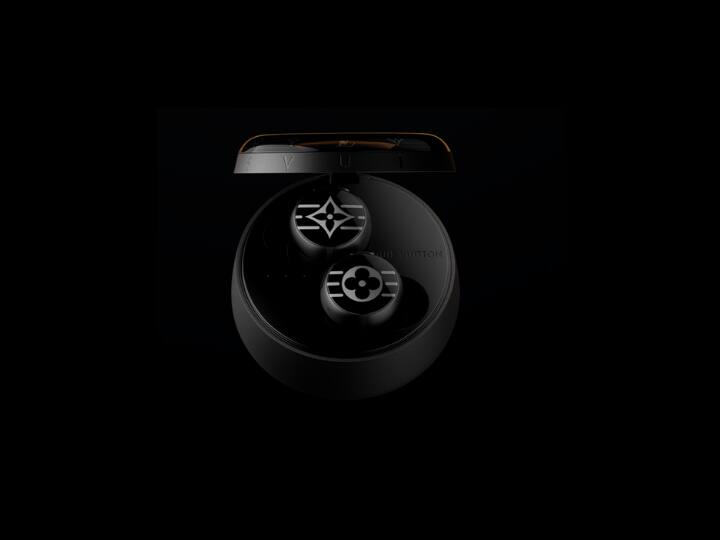 हमें यकीन है कि आपने शायद ही इन बड्स के बारे में पहले कहीं सुना होगा. दरअसल, हम जिन ईयरबड्स की बात कर रहे हैं वो लुई वुइटन ब्रांड के हैं. जिन लोगों को नहीं पता कि ये क्या है तो दरअसल ये एक लग्जरी ब्रांड है जो कपड़े, हैंडबैग, लग्गेज आदि के लिए दुनियाभर में फेमस है.