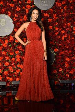 पहली फिल्म में 21 किसिंग सीन देने वाली एक्ट्रेस सालों बाद आईं नज़र, सितारों से भरी महफिल में दिए भर-भरकर पोज, देखें तस्वीरें