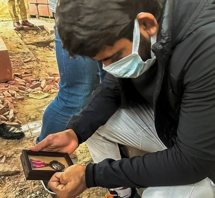 ओलंपिक पदक विजेता पहलवान बजरंग पूनिया ने शुक्रवार (22 दिसंबर) को बृजभूषण शरण सिंह के करीबी संजय सिंह के भारतीय कुश्ती महासंघ (डब्ल्यूएफआई) के अध्यक्ष चुने जाने के विरोध में पद्म श्री पुरस्कार लौटाने का फैसला किया.