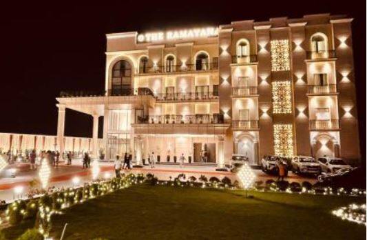 Ayodhya Hotels News Ayodhya Hotels full and fare increase many times ahead of ram mandir inauguration see best hotel list एका दिवसाचे भाडे 70000 रुपये, अयोध्येतील हॉटेल्स ताज-ओबेरॉयपेक्षा महाग 